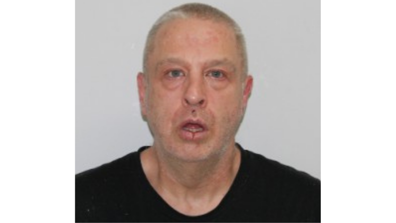 Homme de race blanche qui regarde l'objectif