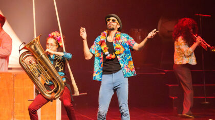 Des artistes de cirque du spectacle Barka