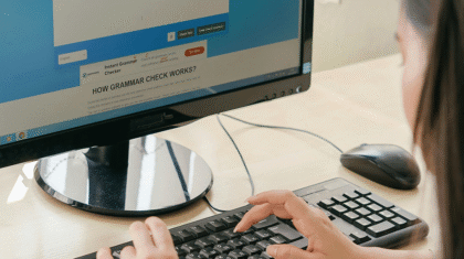 Une personne qui code à l'ordinateur