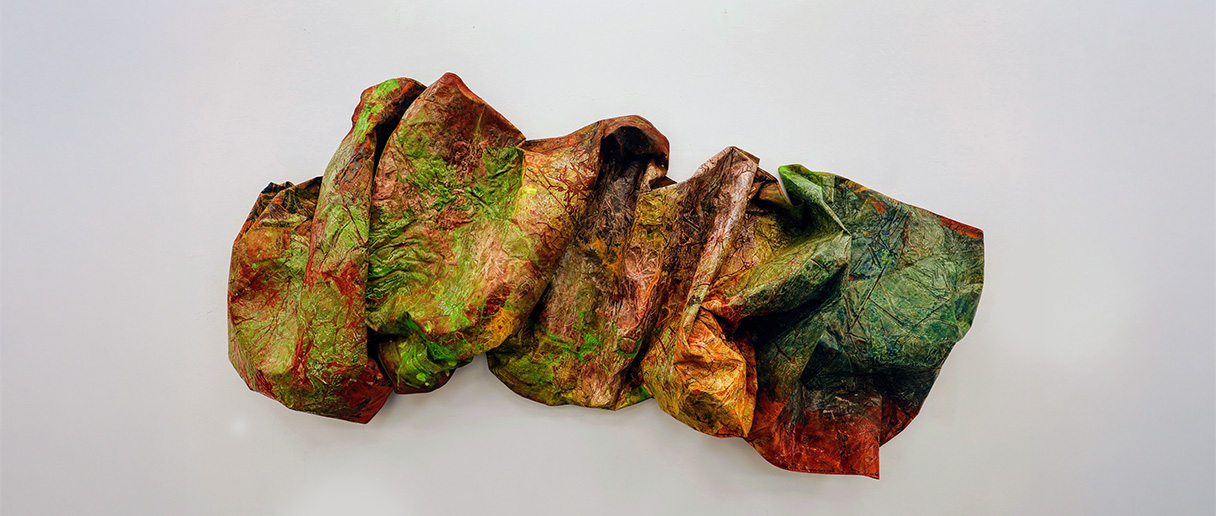 Un textile wax hollandais matérialisant la mémoire d’un langage transgénérationnel et de l’identité multiple de l’artiste Armand Disambiu.
