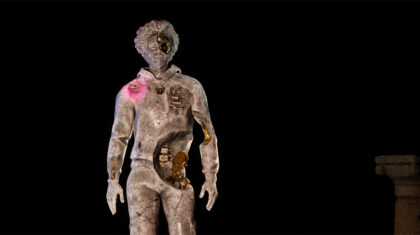 Une image d'une sculpture dans l'œuvre d'Eddy Firmin, intitulée Malmaké (arrêt sur image) qui est une installation vidéo interactive créée en 2024.