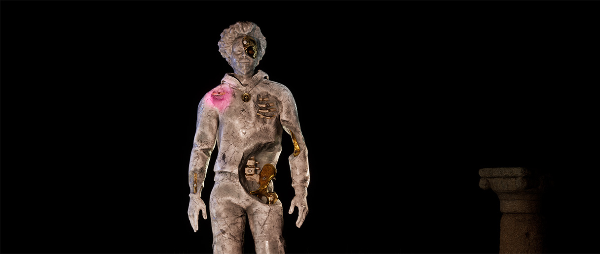 Une image d'une sculpture dans l'œuvre d'Eddy Firmin, intitulée Malmaké (arrêt sur image) qui est une installation vidéo interactive créée en 2024.