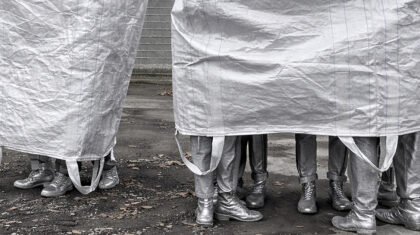 Une œuvre de Giorgia Volpe, intitulée Monumental Togetherness (2026) : photo de gens recouverts d'un sac de plastique géant. Ouevre réalisée à partir de matériaux récupérés (tissus, sacs de plastique, objets domestiques).