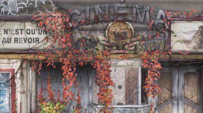 Une photographie de vitrine abandonnée (cinéma) et d’enseigne oubliée imprimée (cinéma) en très grand format.