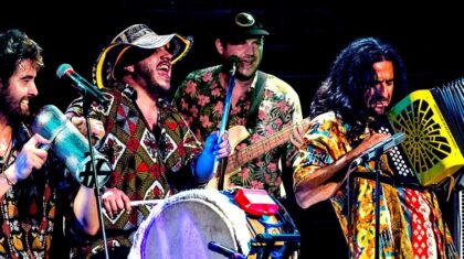 4 gars qui jouent d'un instrument de musique