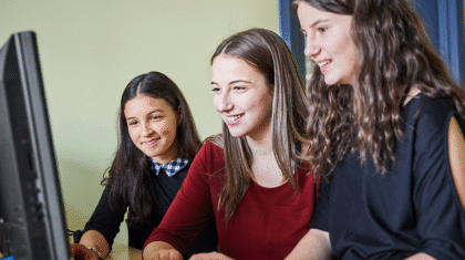 trois filles devant un ordinateur