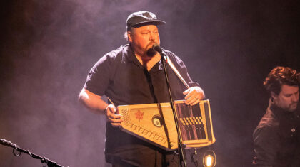 Le conteur Mathieu Barrette et les musicines du groupe les Saint-Thomas