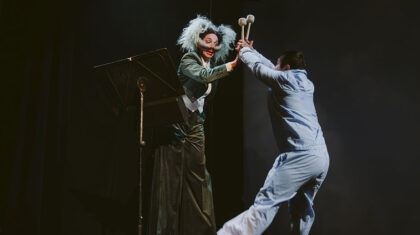 Spectacle Les musiciens de l’orage — Sur scène, deux interprètes se font face dans un jeu physique et rythmique, levant des maillets comme des instruments de dialogue.