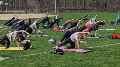 Des gens qui font de l'activité physique dans un parc