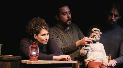 Des artistes (racontars avec marionnettes sur table) du conte Racontars arctiques
