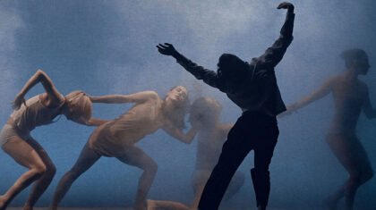Spectacle de danse La revue finale | Sur une scène de danse baignée d’une lumière bleutée et brumeuse, plusieurs personnes exécutent une composition chorégraphique. Les corps sont penchés ou étirés dans différentes directions, avec des bras levés et des torses inclinés.