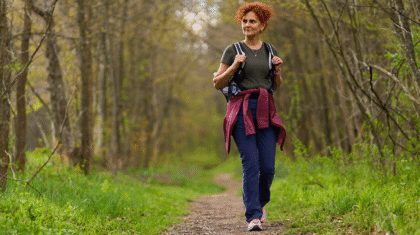 Une personne qui marche dans un bois