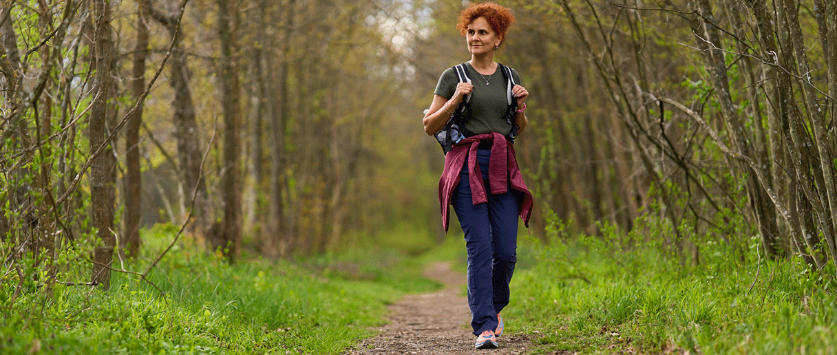 Une personne qui marche dans un bois