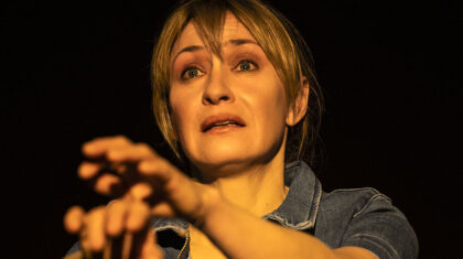 La comédienne Evelyne Rompré sur scène dans la pièce de théâtre Tout ça.