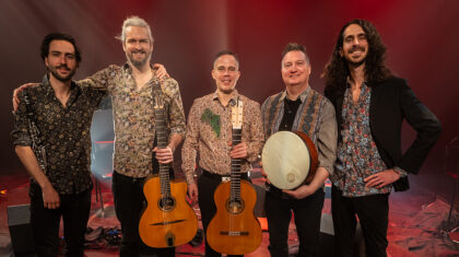 Les membres du groupe Trüko sur scène avec des instruments de musique.