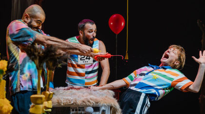 Spectacle Va falloir toujours toujours unissant théâtre et danse. Un personnage se fait aspergé de moutarde par un autre personnage.