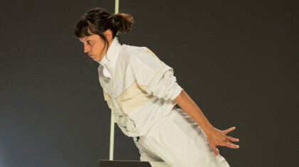 Une performeuse illusionniste des temps modernes dans le théâtre d'images The watching machine (La machine à observer)