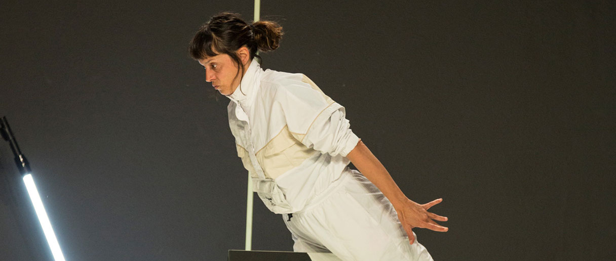 Une performeuse illusionniste des temps modernes dans le théâtre d'images The watching machine (La machine à observer)