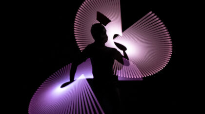 Ombre d'une personne avec des jeux de lumière violet