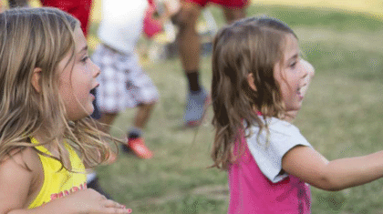 Des enfants qui dansent dans un parc