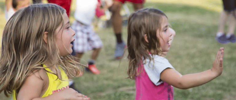 Des enfants qui dansent dans un parc