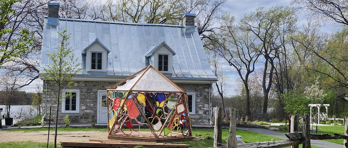 Maison avec en avant plan une oeuvre