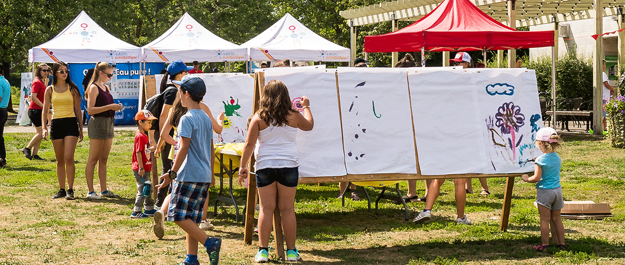 Des enfants qui font de la peinture ou de l'artisanat dans un parc