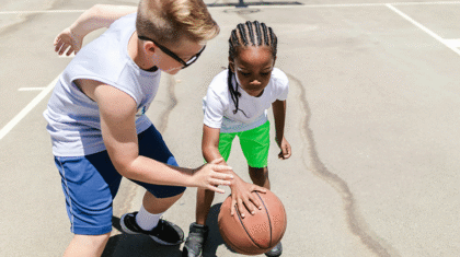 Des enfants qui jouent au basketball