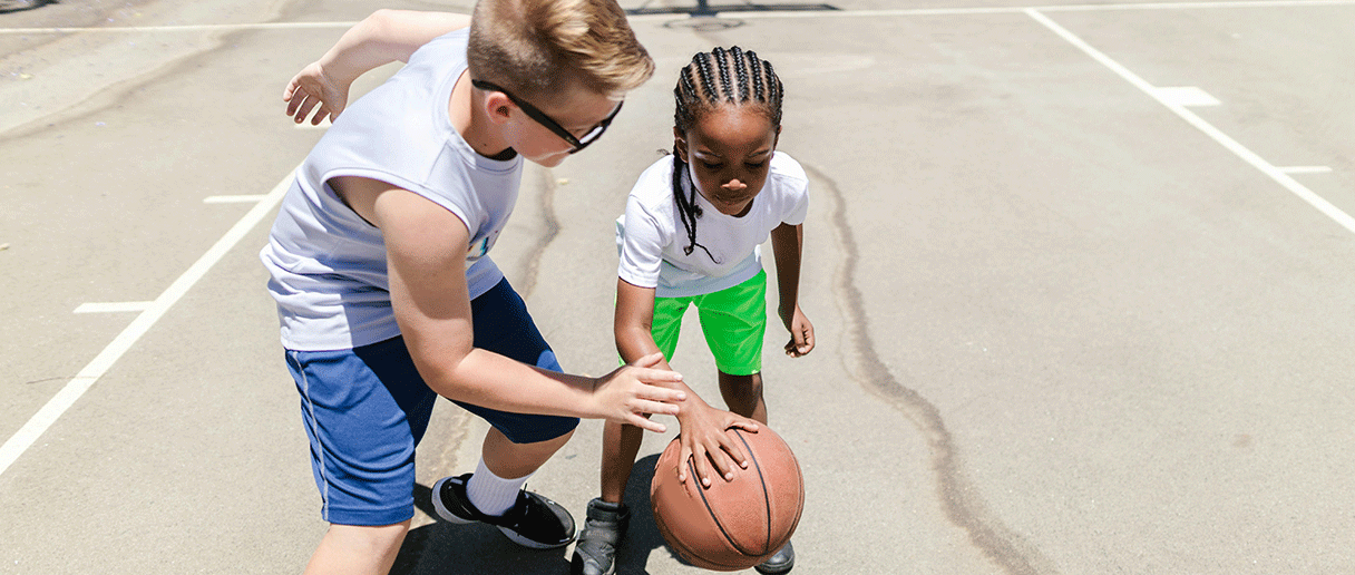 Des enfants qui jouent au basketball