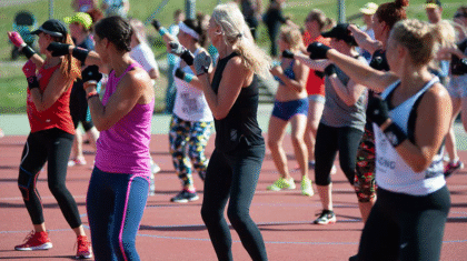 Des personnes qui prennent un cours de boxe dehors.