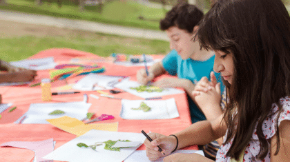 Des enfants qui font du bricolage avec des éléments de la nature