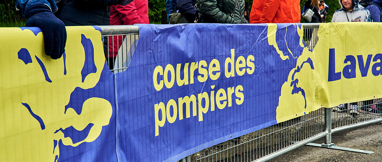 Bannière de barricade à l'effigie de la Course des pompiers