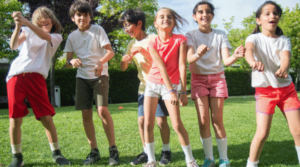 Des enfants qui dansent dans un parc
