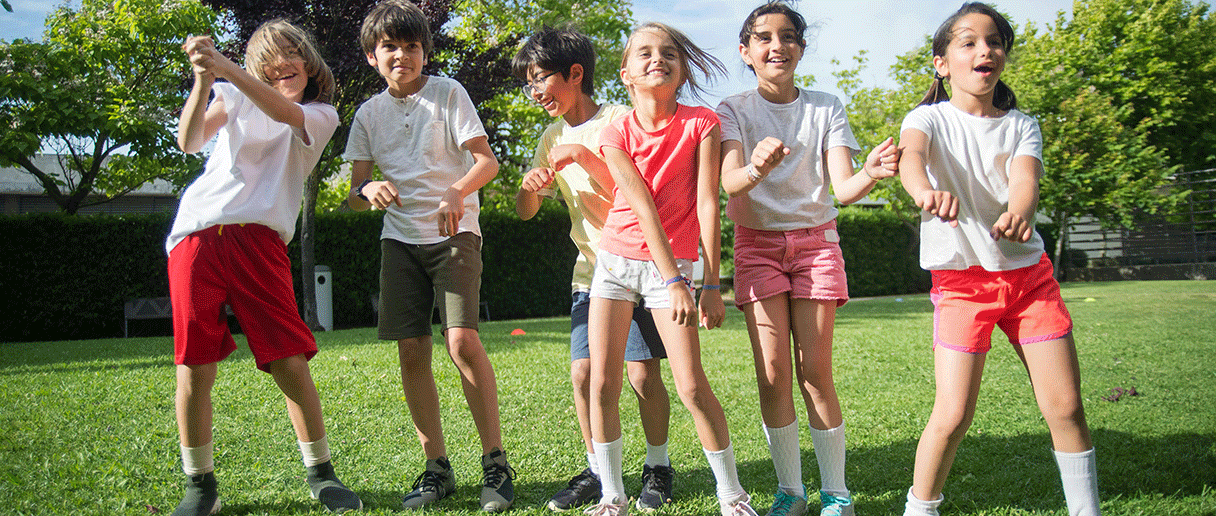 Des enfants qui dansent dans un parc