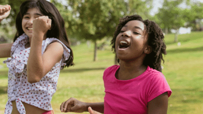 Des jeunes filles qui dansent dans un parc