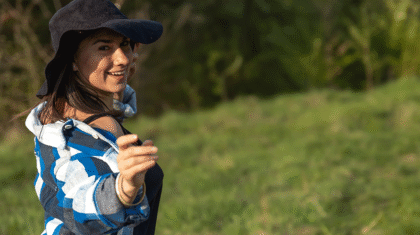 Une personne avec un chapeau country qui danse dans un parc