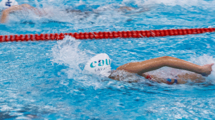 Une personne qui nage dans une piscine