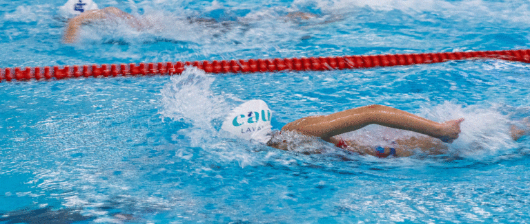 Une personne qui nage dans une piscine