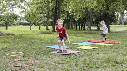 Des enfants qui sautent sur des tapis de sol dans un parc