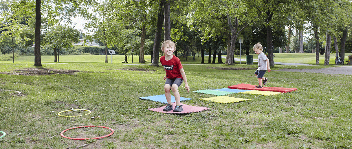 Des enfants qui sautent sur des tapis de sol dans un parc
