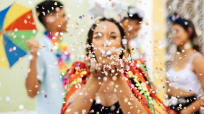 Une personne qui souffle des confettis avec sa bouche
