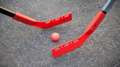 Hockey cosom : une balle et deux bâtons rouges