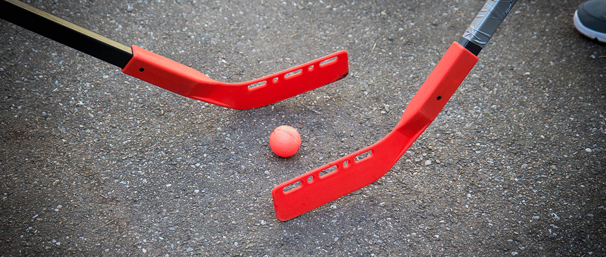 Hockey cosom : une balle et deux bâtons rouges