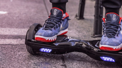 Des pieds sur un hoverboard