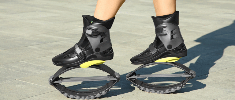 Une personne qui porte une paire de bottes ave ressorts pour faire du kangoo jumps