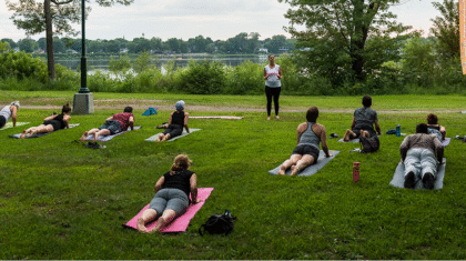 Des gens qui font du pilates dehors dans un parc