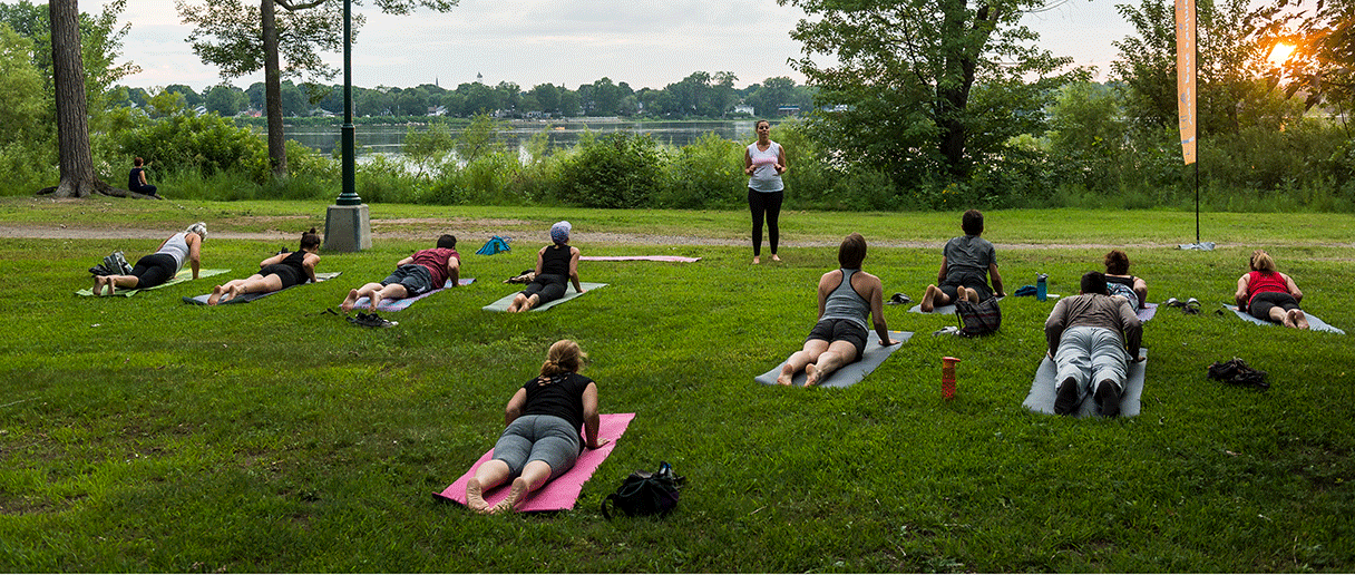 Des gens qui font du pilates dehors dans un parc