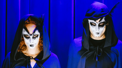 Deux personnes qui font un spectacle avec des masques