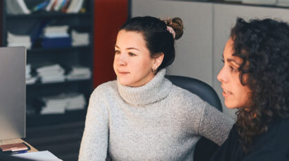 deux dames qui regardent un ordinateur.