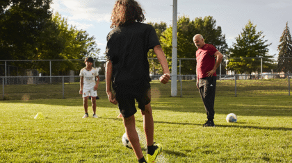 Des ados qui jouent au soccer